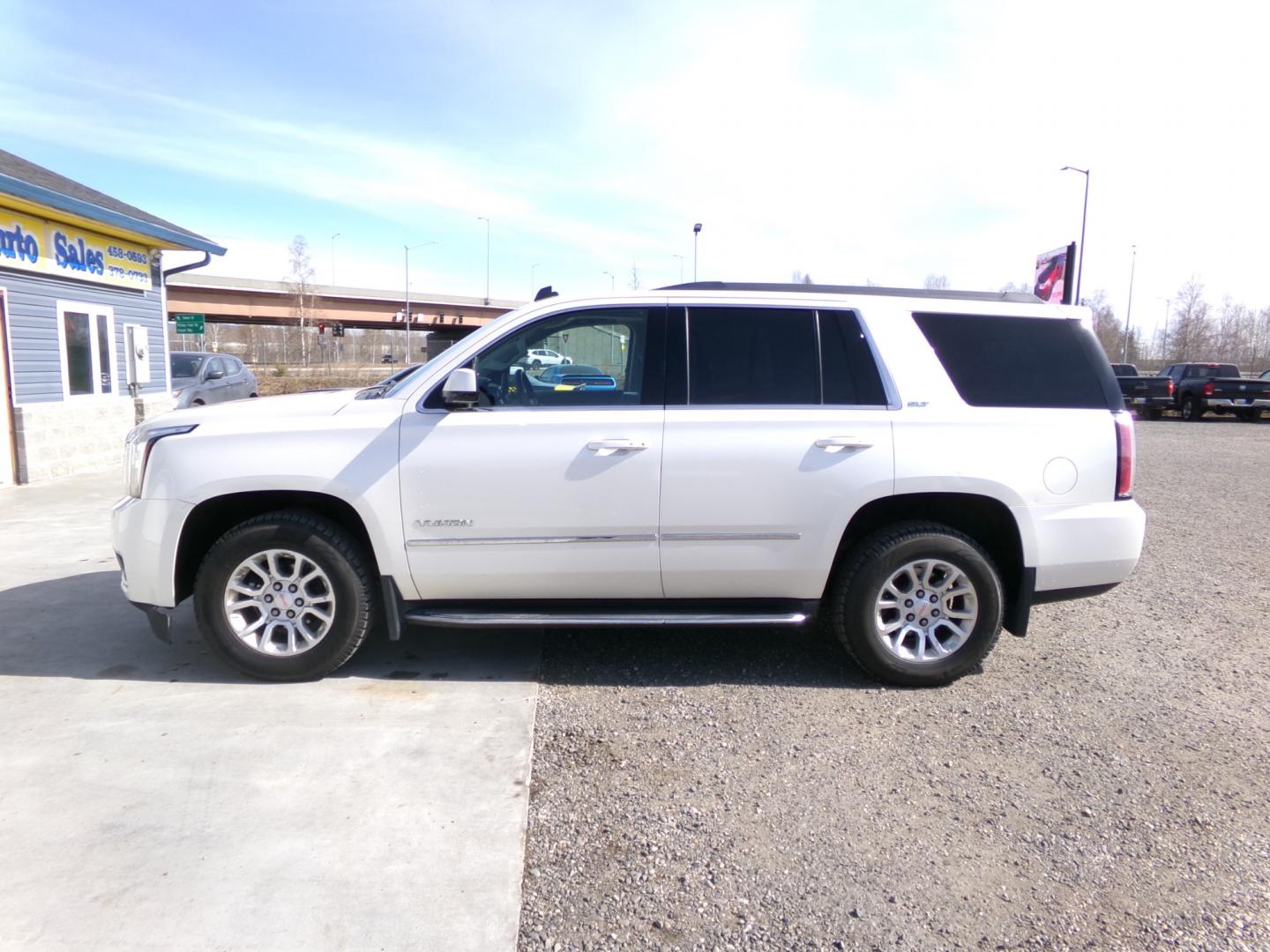 2015 White /Tan GMC Yukon SLT 4WD (1GKS2BKC6FR) with an 5.3L V8 OHV 16V FFV engine, 6-Speed Automatic transmission, located at 2630 Philips Field Rd., Fairbanks, AK, 99709, (907) 458-0593, 64.848068, -147.780609 - Photo#2